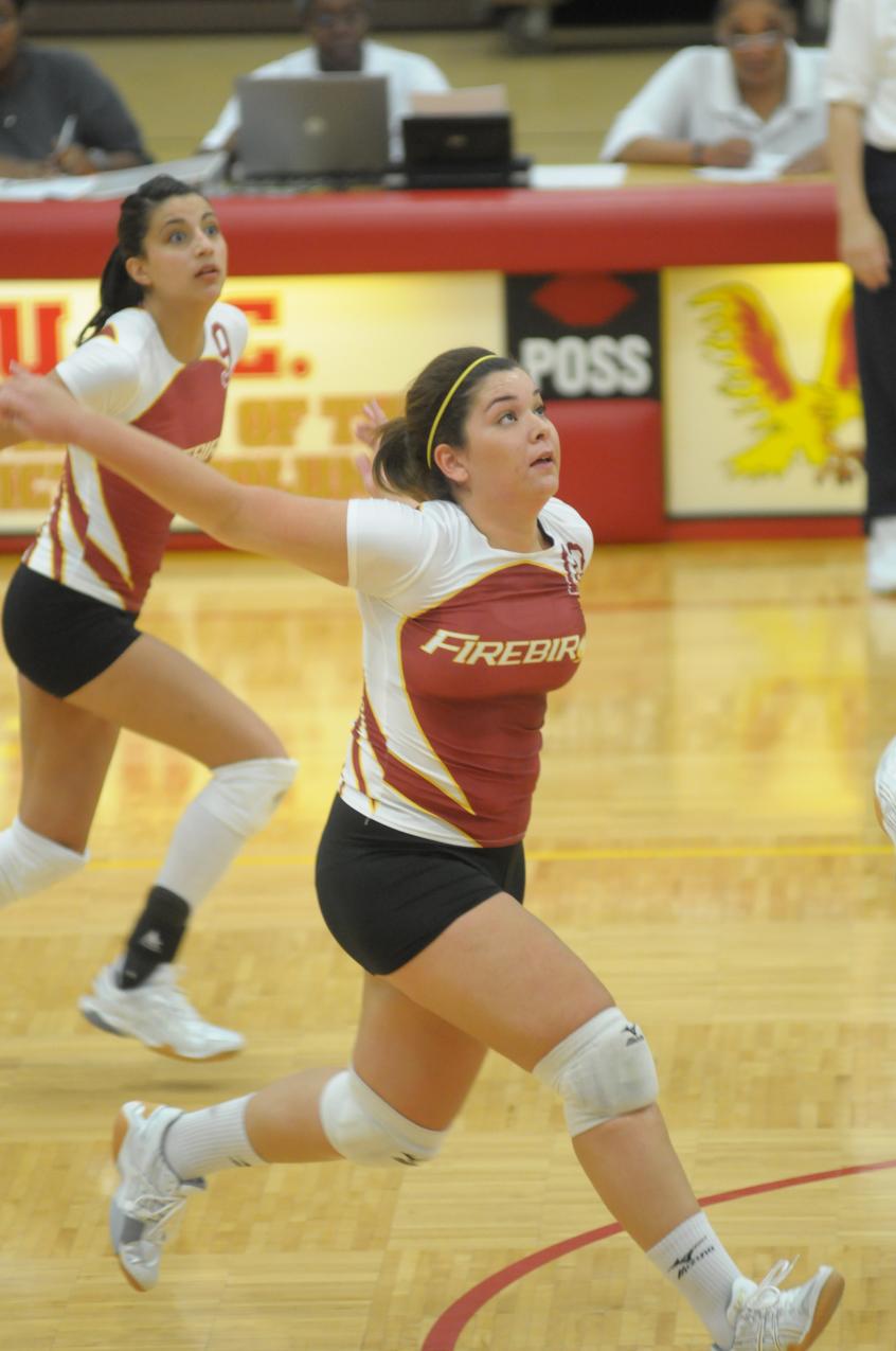 Mirella Nunes prepares to return a ball